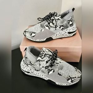 Woman snake print sneaker (only worn once)